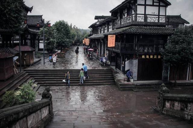 学生上课迟到被老师批评然后跟老师顶嘴被停课一周，这样处罚学生合法吗？